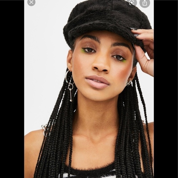 Sherry Cassin Accessories - Sherry Cassin Faux Fur Pageboy Cap Black​​​​​​​​​